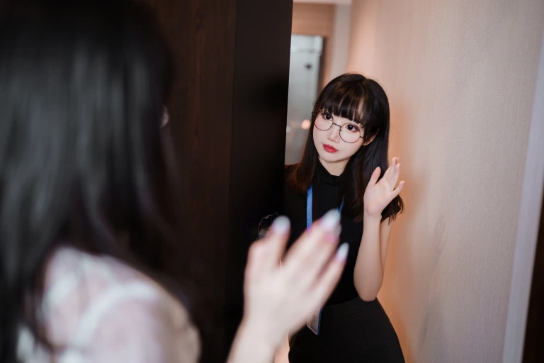 rioko凉凉子《黑丝OL制服双人（&面饼仙儿）》主题写真：102张全套美图，含11个视频