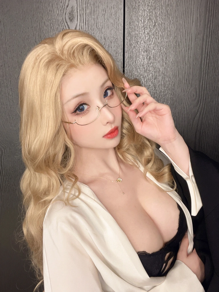 rioko凉凉子《女上司单人版》主题写真：55张全套美图，含13个视频