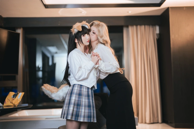 rioko凉凉子《女上司双人组合版（&面饼仙儿）》主题写真：41张全套美图，含1个视频