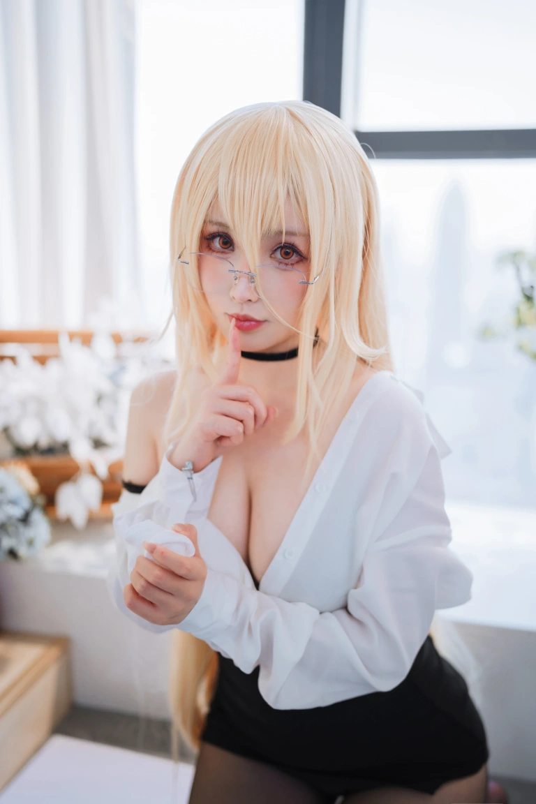 rioko凉凉子《办公室的意外（怨仇制服套装）》主题写真：35张全套美图
