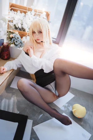 rioko凉凉子《办公室的意外（怨仇制服套装）》主题写真：35张全套美图