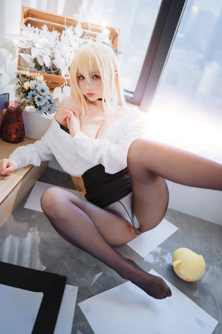 rioko凉凉子《办公室的意外（怨仇制服套装）》主题写真：35张全套美图