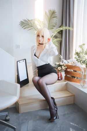 rioko凉凉子《办公室的意外（怨仇制服套装）》主题写真：35张全套美图