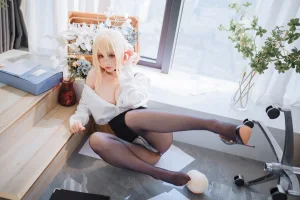 rioko凉凉子《办公室的意外（怨仇制服套装）》主题写真：35张全套美图