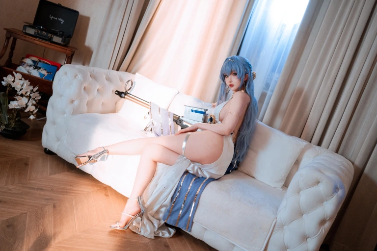 rioko凉凉子《海伦礼服》主题写真：48张全套美图，含14个视频