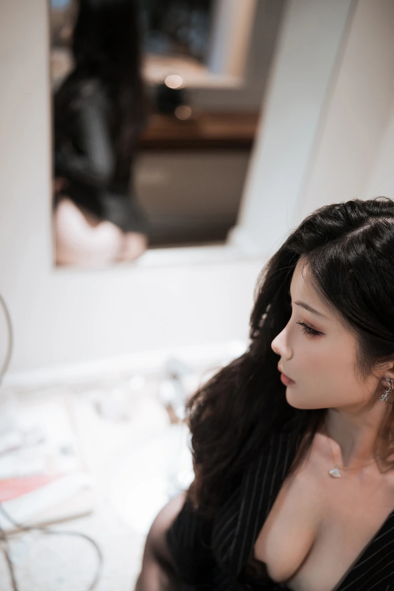 rioko凉凉子《和前辈一起出差吧》主题写真：46张全套美图，含12个视频