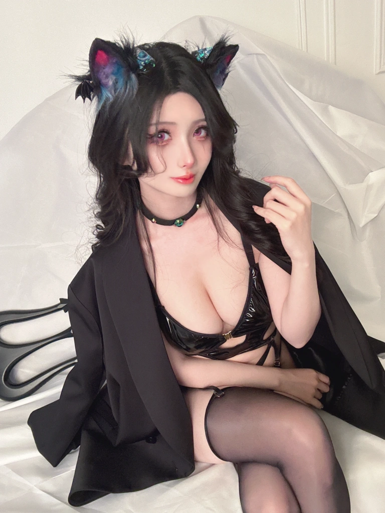 rioko凉凉子《万圣节小恶魔猫耳》主题写真：30张全套美图，含13个视频