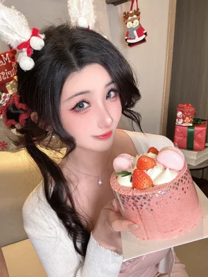 rioko凉凉子《圣诞草莓蛋糕》主题写真：32张全套美图，含10个视频