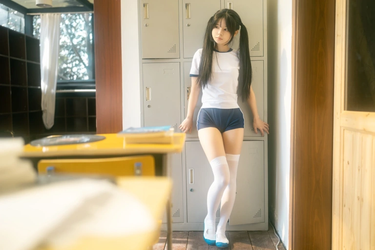 rua阮阮《春の更衣室 体操服》主题写真：47张全套美图