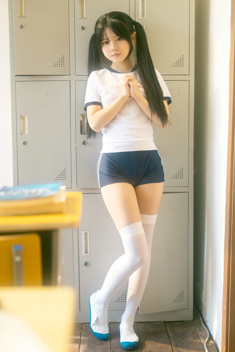 rua阮阮《春の更衣室 体操服》主题写真：47张全套美图