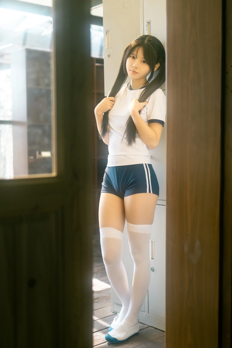 rua阮阮《春の更衣室 体操服》主题写真：47张全套美图