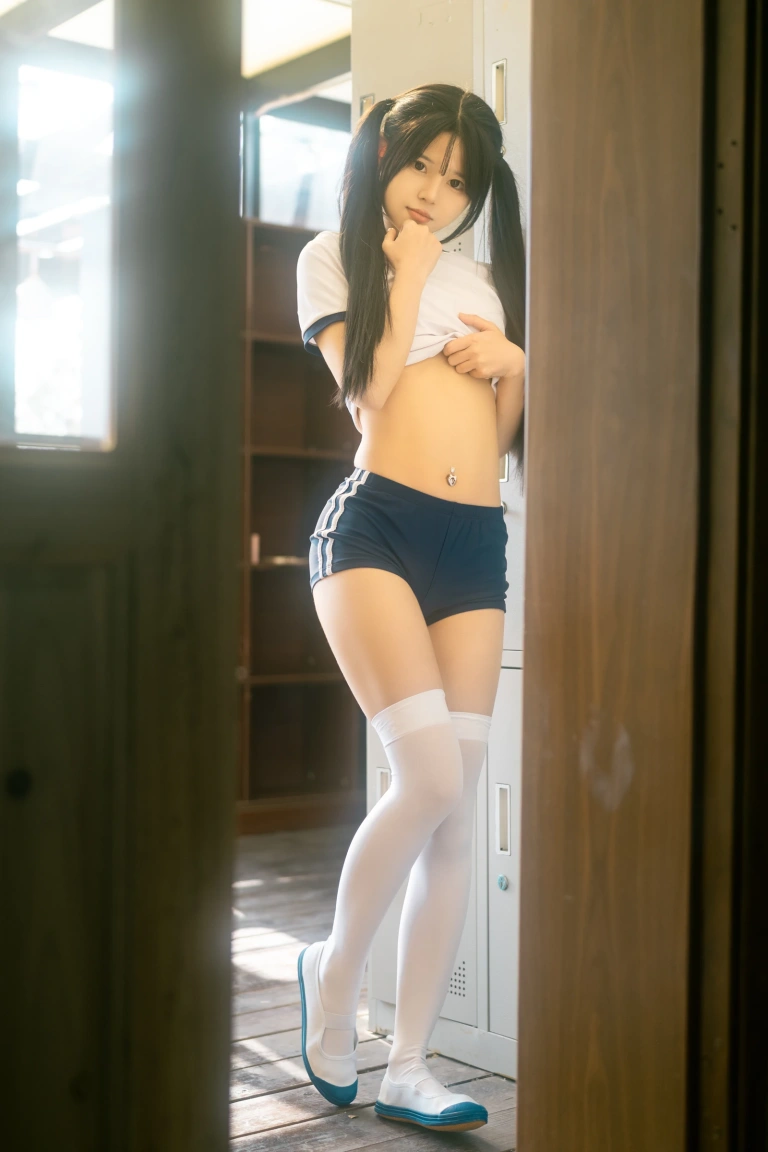 rua阮阮《春の更衣室 体操服》主题写真：47张全套美图