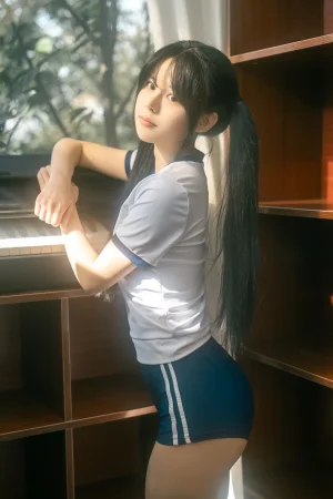 rua阮阮《春の更衣室 体操服》主题写真：47张全套美图