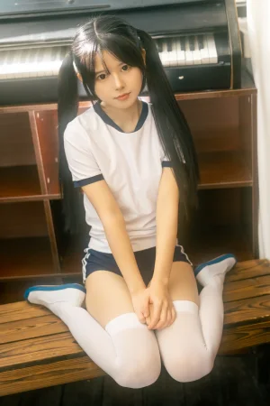 rua阮阮《春の更衣室 体操服》主题写真：47张全套美图