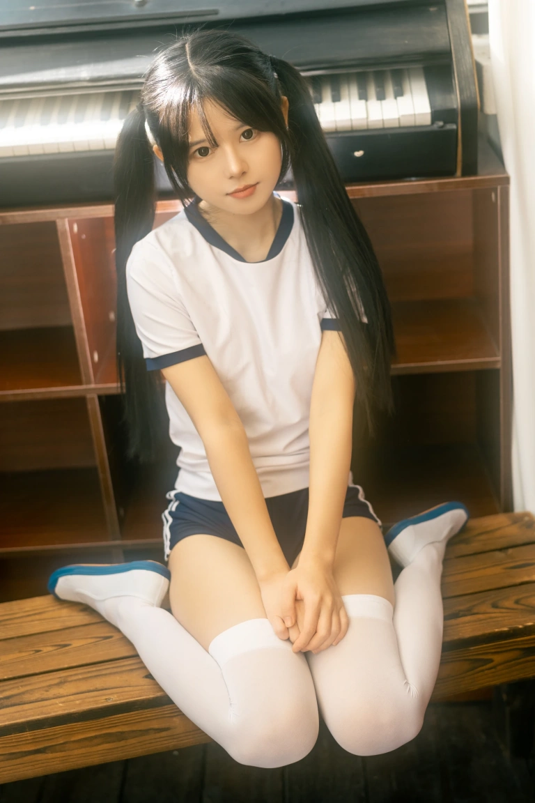 rua阮阮《春の更衣室 体操服》主题写真：47张全套美图