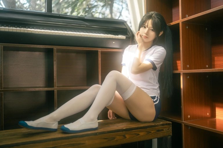 rua阮阮《春の更衣室 体操服》主题写真：47张全套美图