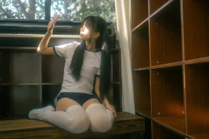 rua阮阮《春の更衣室 体操服》主题写真：47张全套美图