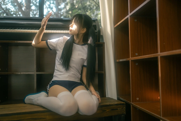 rua阮阮《春の更衣室 体操服》主题写真：47张全套美图