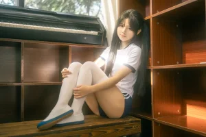 rua阮阮《春の更衣室 体操服》主题写真：47张全套美图