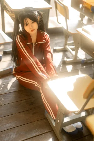 rua阮阮《课间的阳光 红色校服》主题写真：42张全套美图