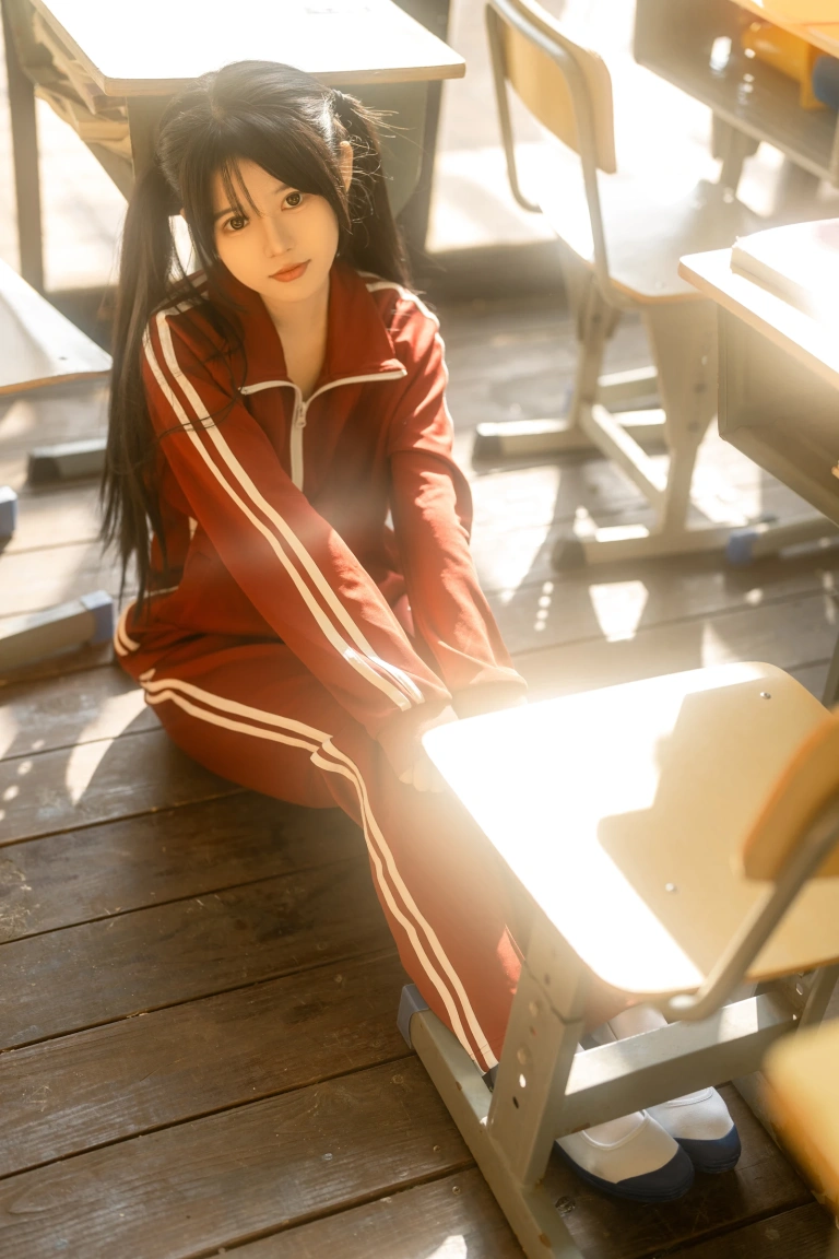rua阮阮《课间的阳光 红色校服》主题写真：42张全套美图