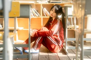 rua阮阮《课间的阳光 红色校服》主题写真：42张全套美图