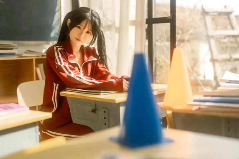 rua阮阮《课间的阳光 红色校服》主题写真：42张全套美图