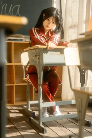 rua阮阮《课间的阳光 红色校服》主题写真：42张全套美图