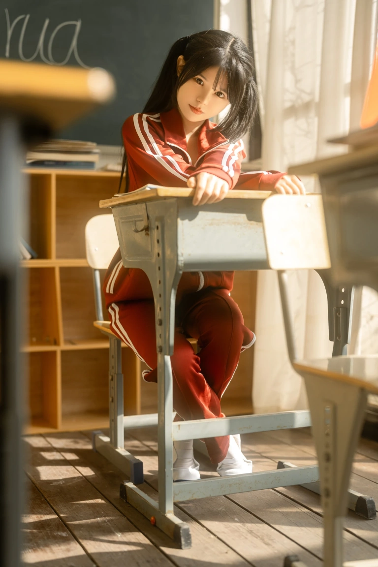 rua阮阮《课间的阳光 红色校服》主题写真：42张全套美图