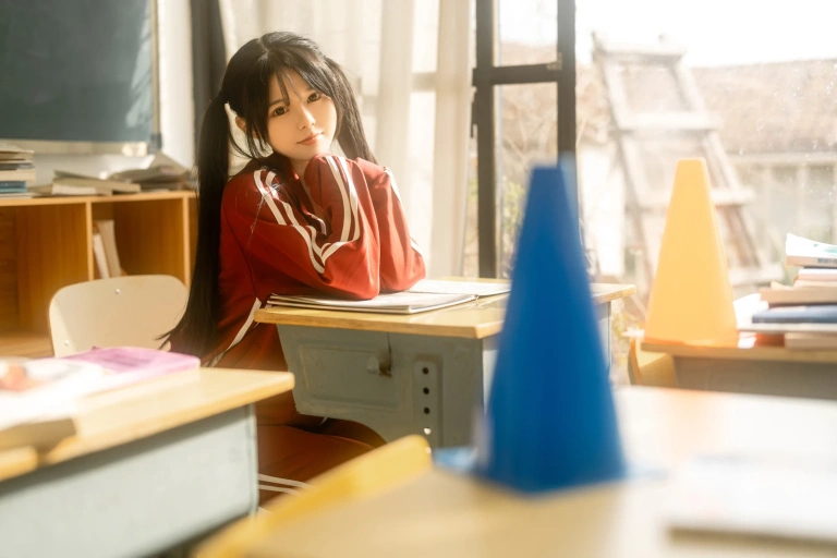 rua阮阮《课间的阳光 红色校服》主题写真：42张全套美图