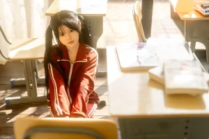 rua阮阮《课间的阳光 红色校服》主题写真：42张全套美图