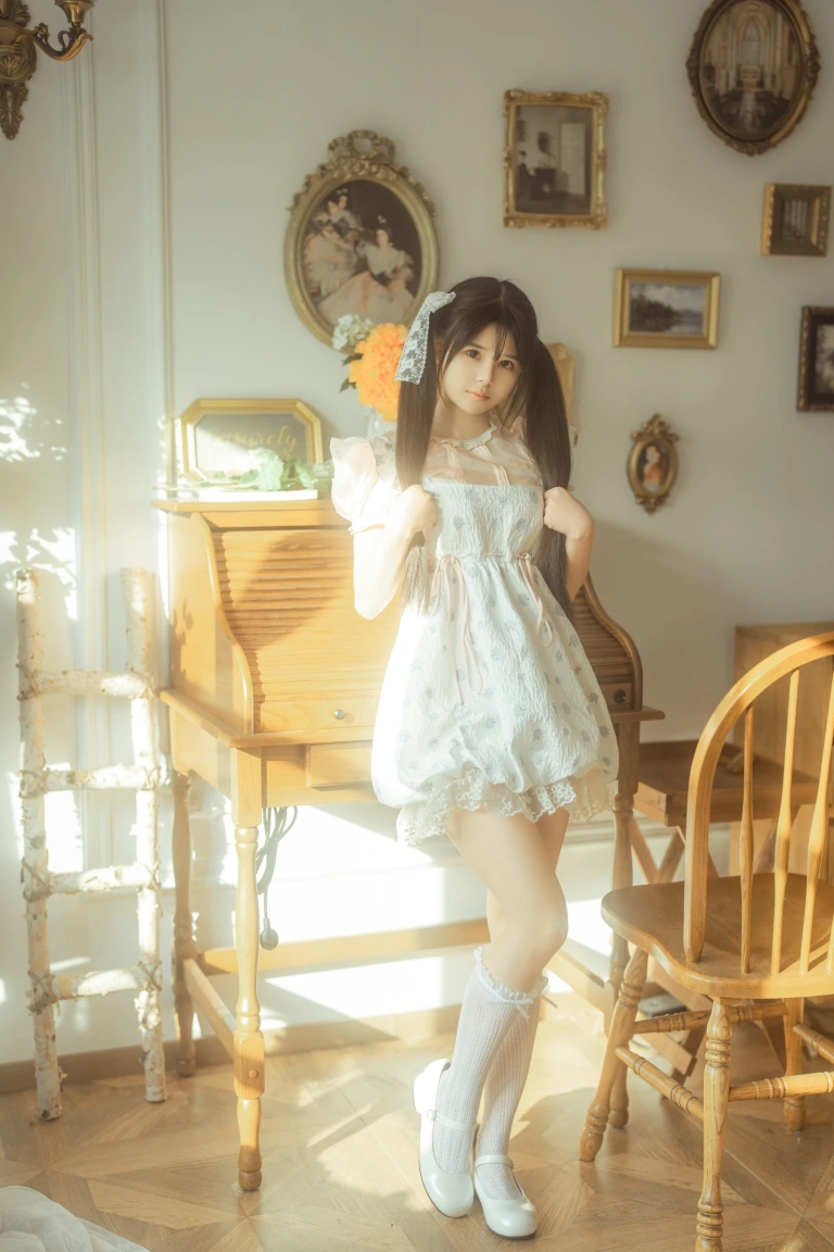 rua阮阮《花房 小裙子》主题写真：54张全套美图