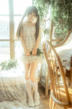 rua阮阮《花房 小裙子》主题写真：54张全套美图