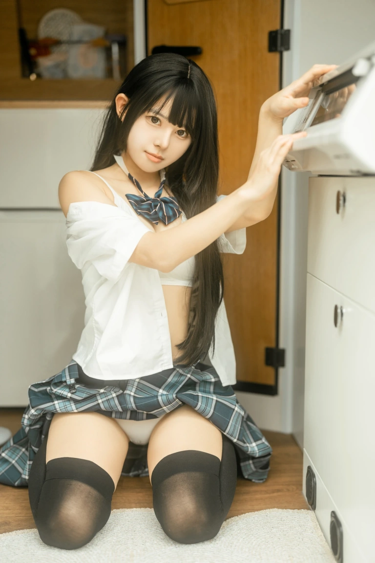 rua阮阮《房车JK》主题写真：41张全套美图