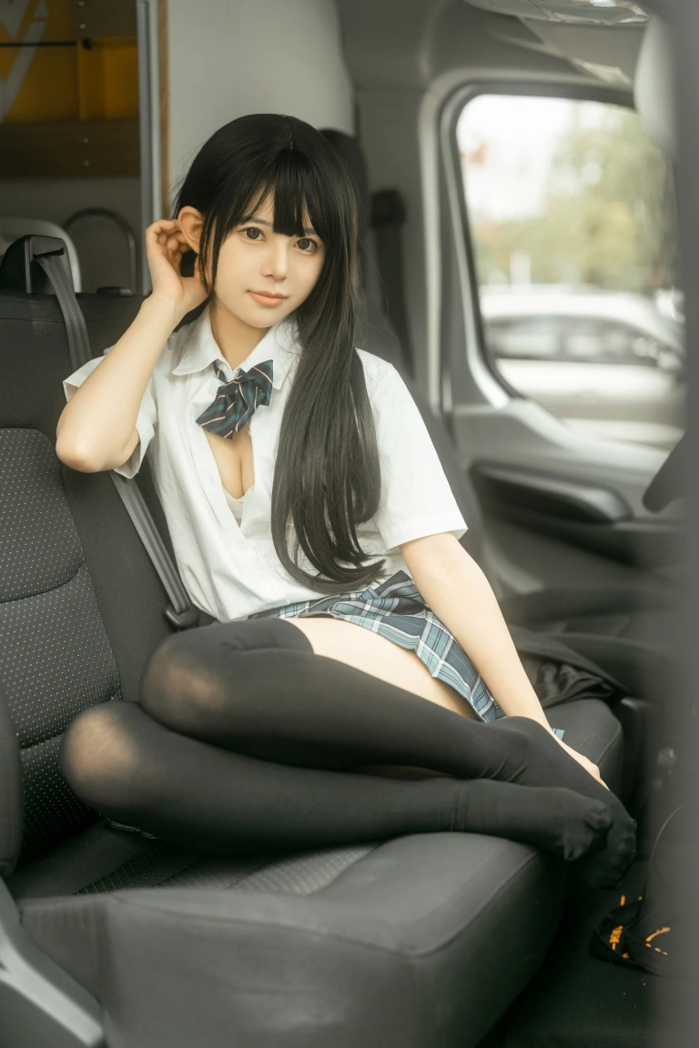 rua阮阮《房车JK》主题写真：41张全套美图