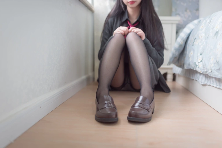 雪琪SAMA《JK黑丝纯腿》主题写真：45张全套美图