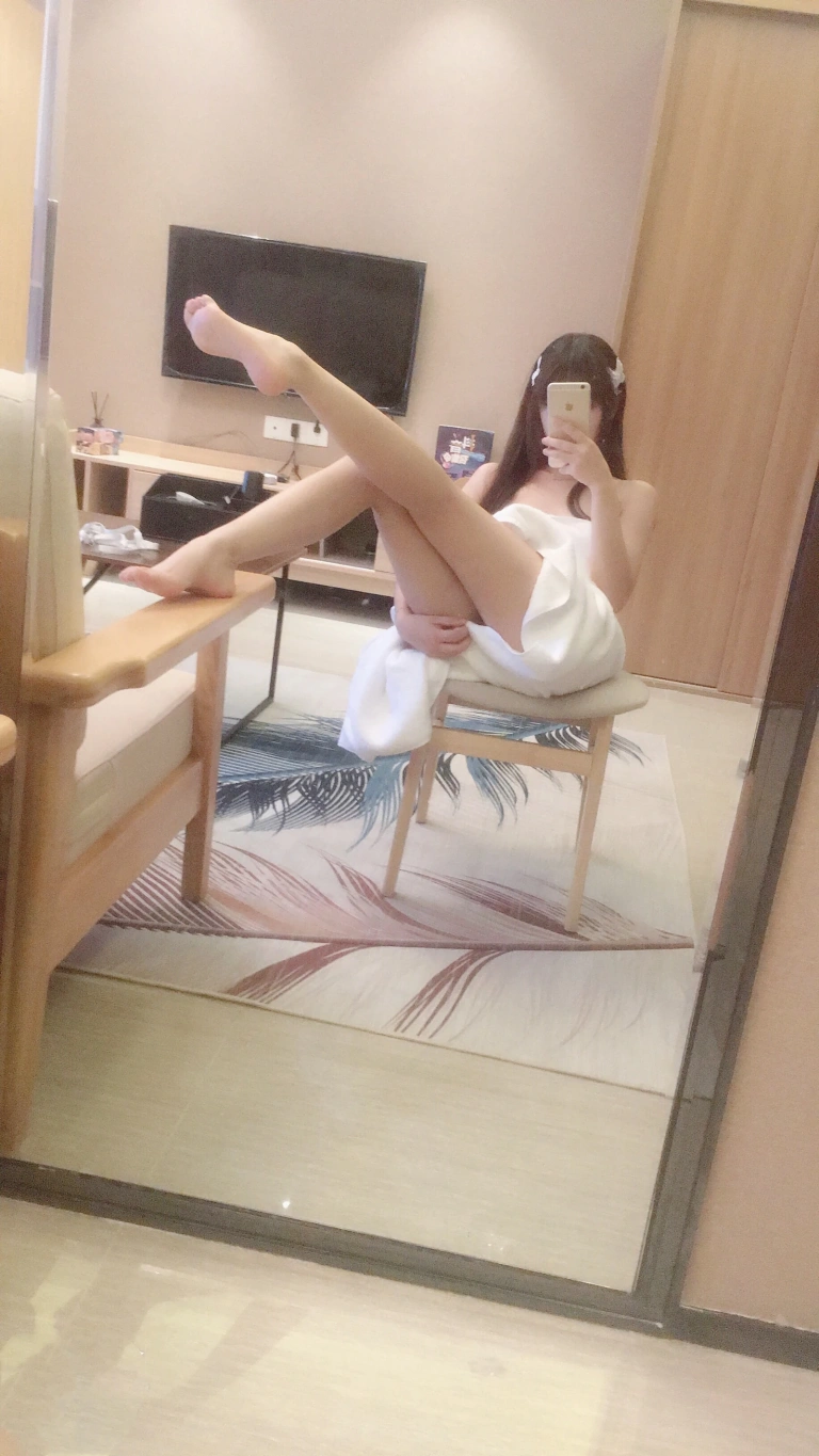 雪琪SAMA《干物妹自拍图包（赠送浴巾自拍）》主题写真：37张全套美图，含5个视频
