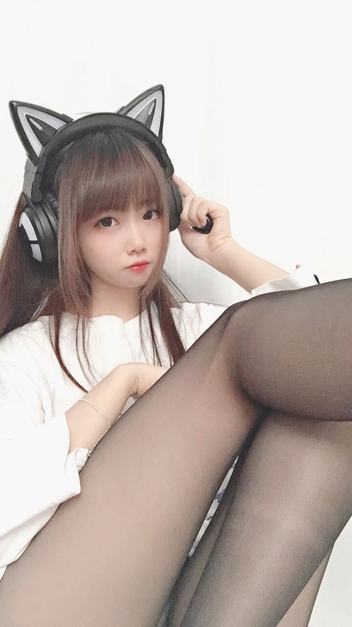 雪琪SAMA《干物妹自拍图包（赠送浴巾自拍）》主题写真：37张全套美图，含5个视频