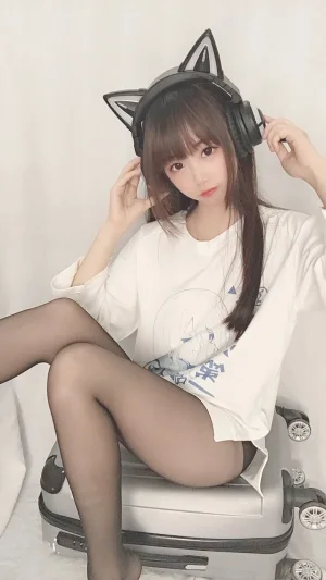 雪琪SAMA《干物妹自拍图包（赠送浴巾自拍）》主题写真：37张全套美图，含5个视频