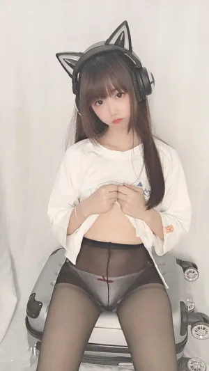 雪琪SAMA《干物妹自拍图包（赠送浴巾自拍）》主题写真：37张全套美图，含5个视频