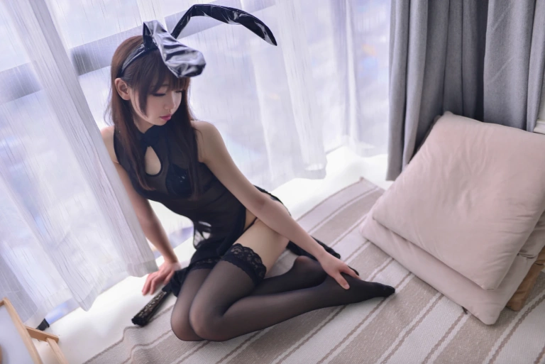 雪琪SAMA《黑透旗袍兔耳》主题写真：35张全套美图