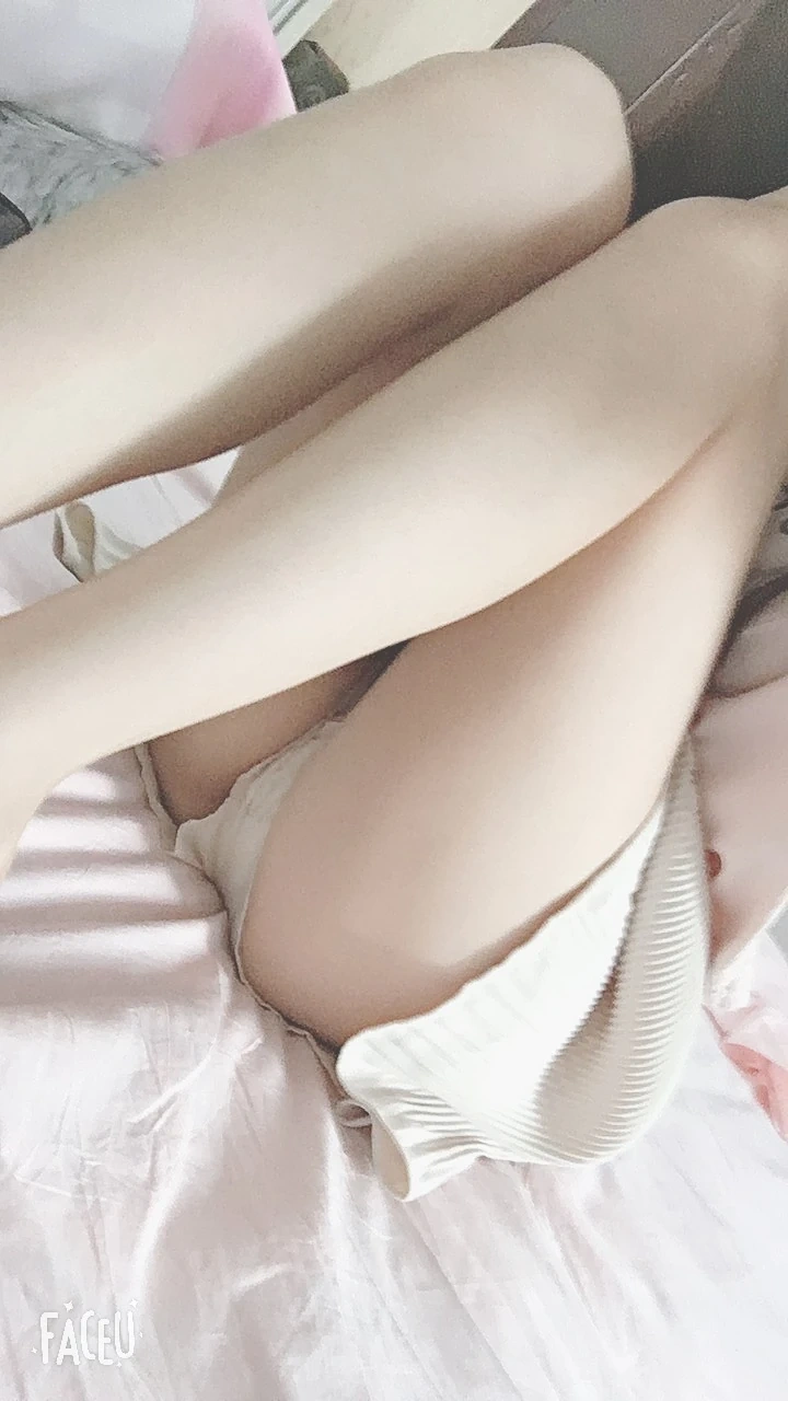 雪琪SAMA《裸足福利》主题写真：10张全套美图，含1个视频