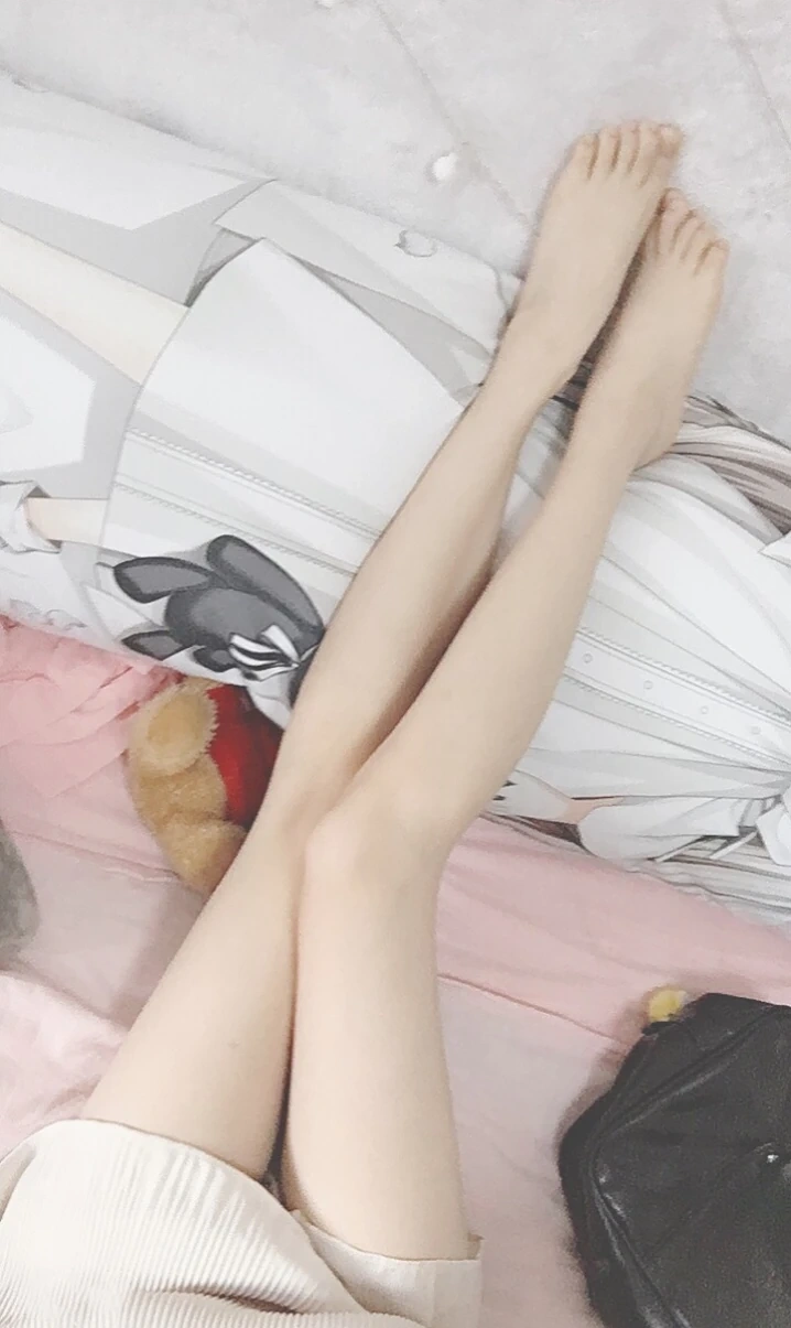 雪琪SAMA《裸足福利》主题写真：10张全套美图，含1个视频