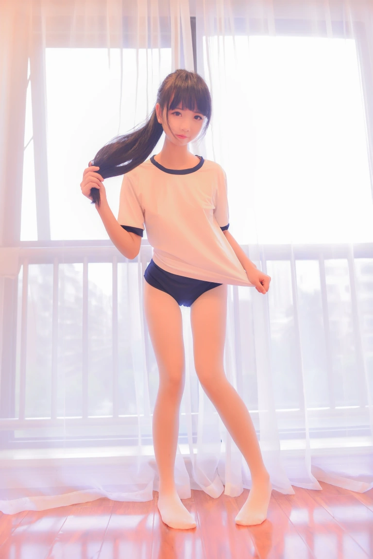 雪琪SAMA《体操服》主题写真：17张全套美图