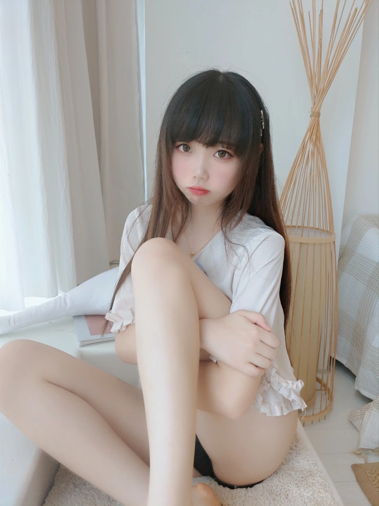 雪琪SAMA《裸足》主题写真：50张全套美图，含4个视频