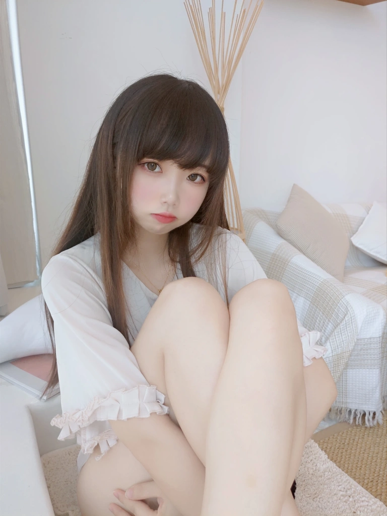 雪琪SAMA《裸足》主题写真：50张全套美图，含4个视频