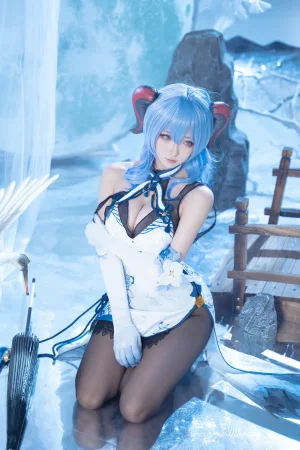 Seya-狮砸《甘雨青花瓷》主题写真：12张全套美图
