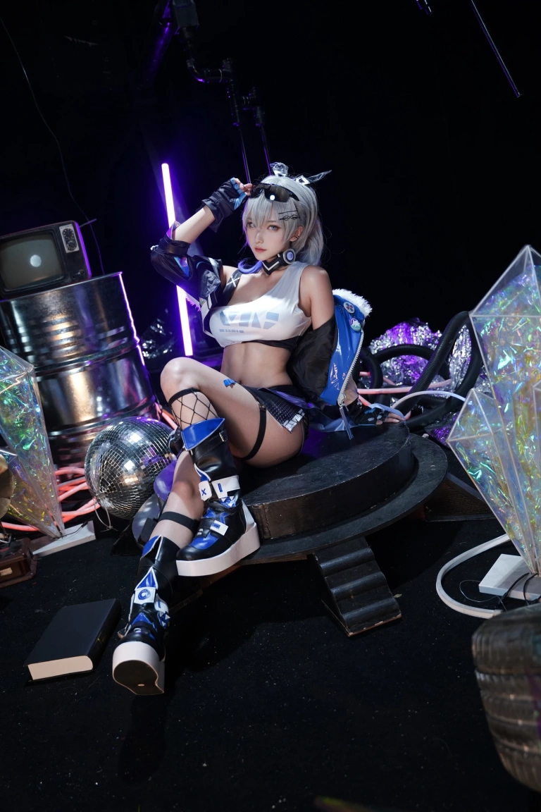 Seya-狮砸《崩坏：星穹铁道 银狼》主题写真：9张全套美图