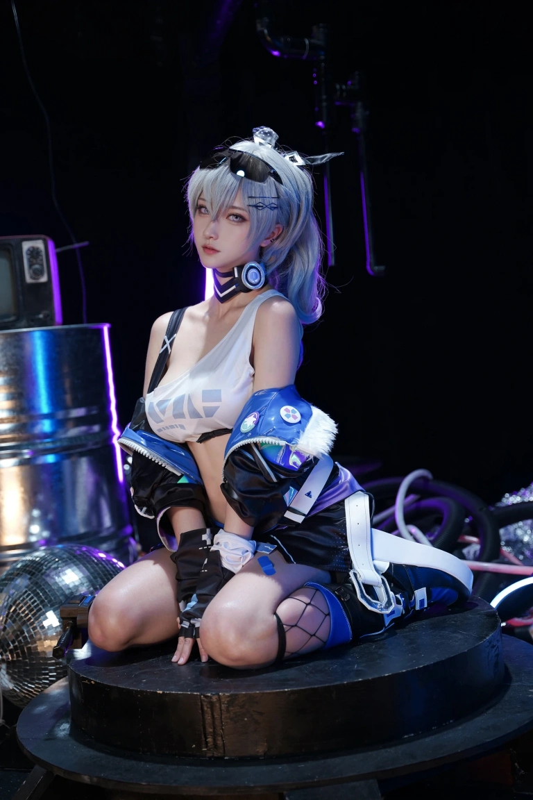 Seya-狮砸《崩坏：星穹铁道 银狼》主题写真：9张全套美图