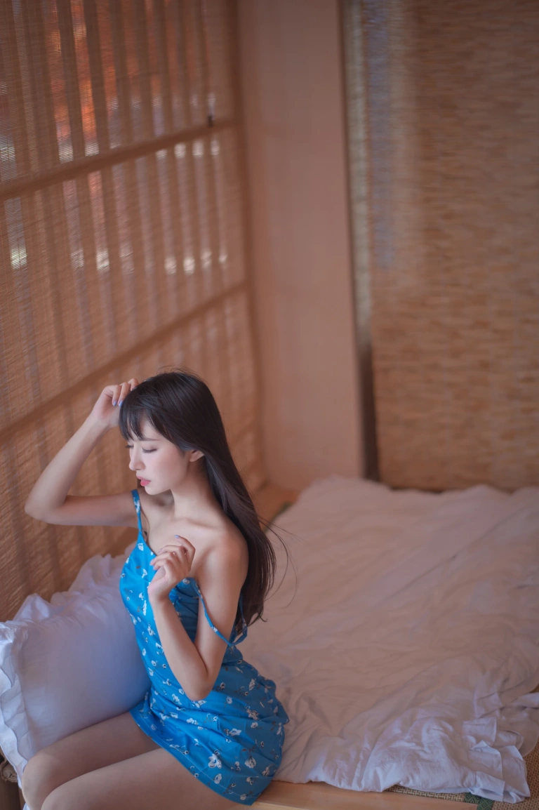 Shika小鹿鹿《蓝裙子》主题写真：16张全套美图